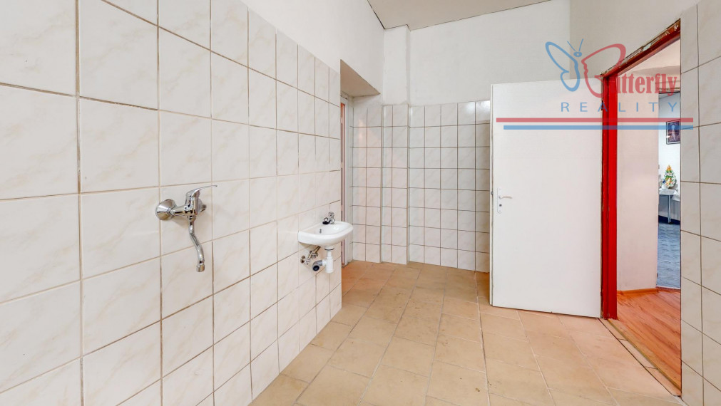 P R E D A J polyfunkčný objekt s reštauráciou v Handlovej