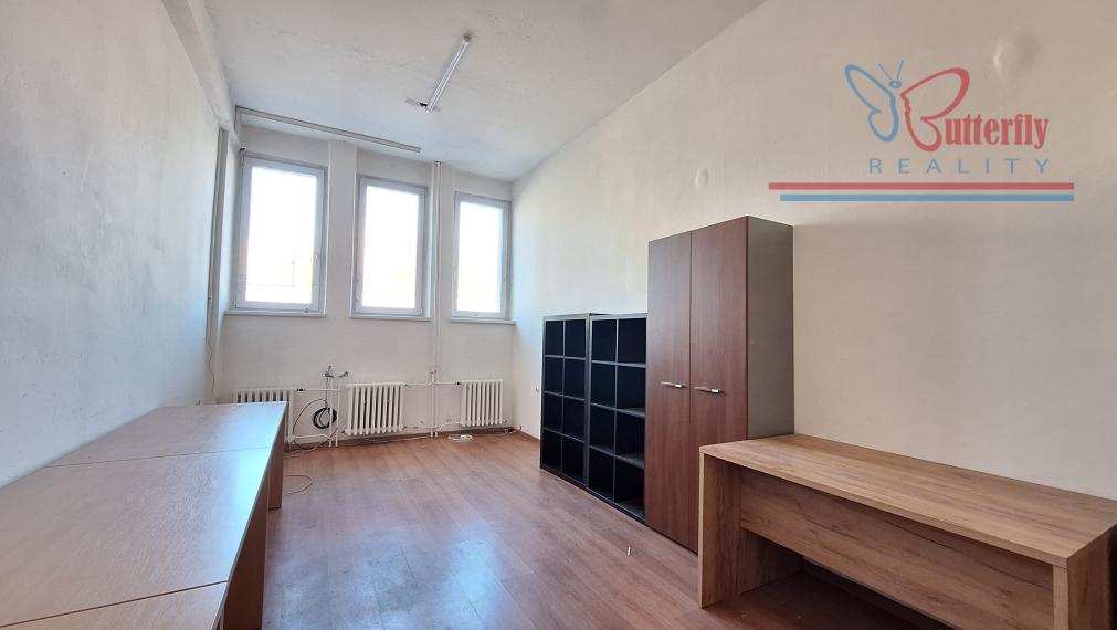 NA PRENÁJOM: sklady, kancelárie, spevnené plochy – Kopčianska ul.