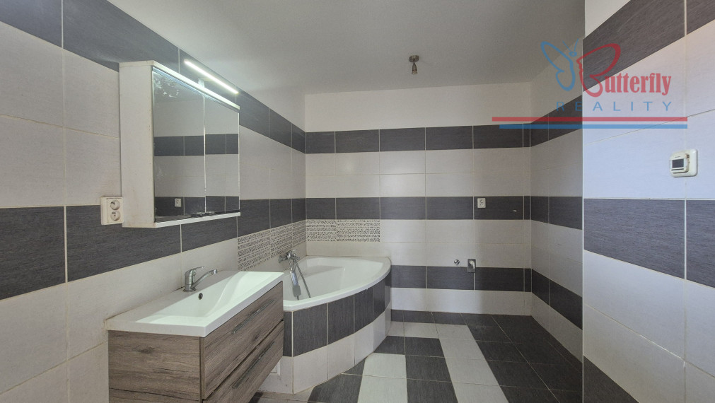 Predaj 4 izbový dom Kolárovo, Poľná 19