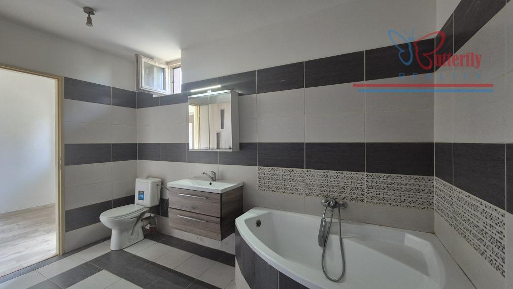 Predaj 4 izbový dom Kolárovo, Poľná 19