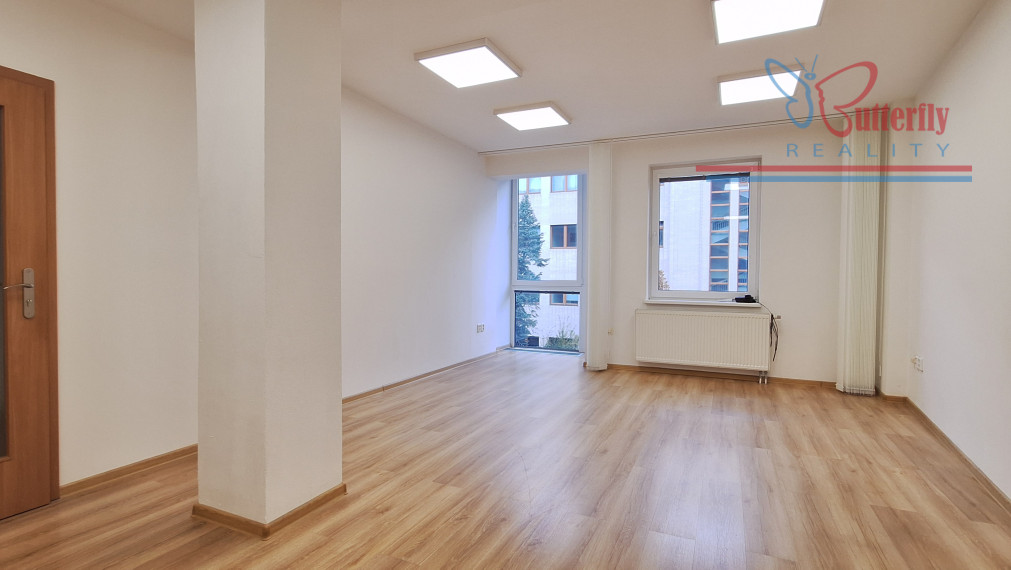 NA PRENÁJOM: kancelárie 26 m2, 28 m2, 30 m2, Jozefská ul., Staré Mesto