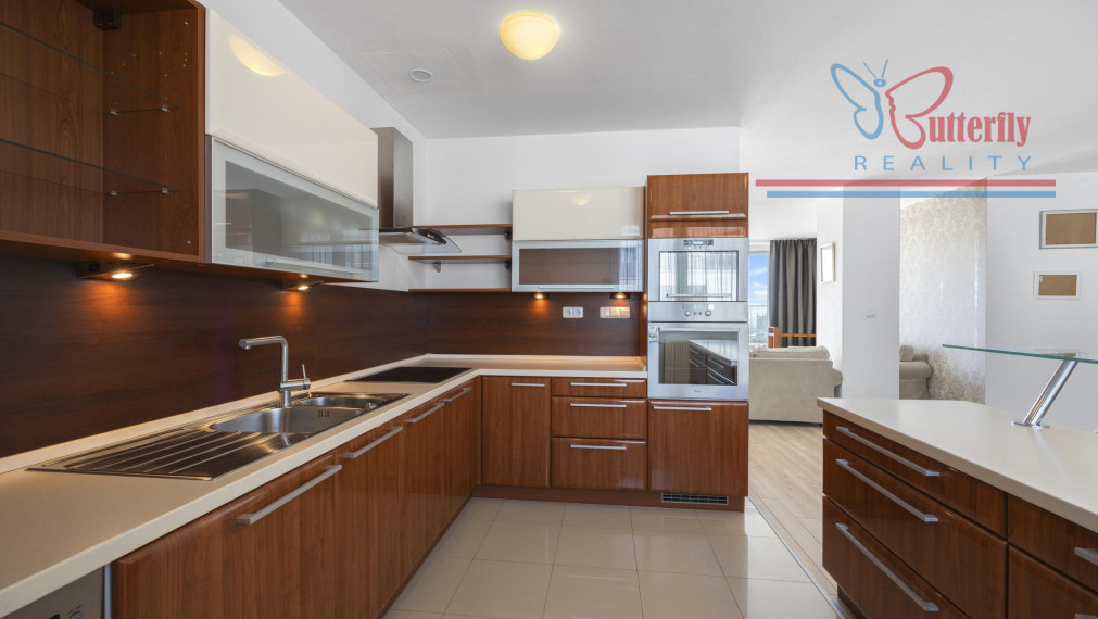 Butterfly-reality Vám exkluzívne ponúka na prenájom priestranný 4-izbový mezonet v tichej a zelenej lokalite Slanec