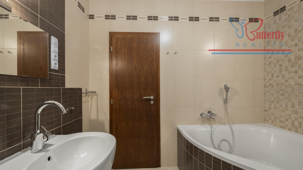 Butterfly-reality Vám exkluzívne ponúka na prenájom priestranný 4-izbový mezonet v tichej a zelenej lokalite Slanec