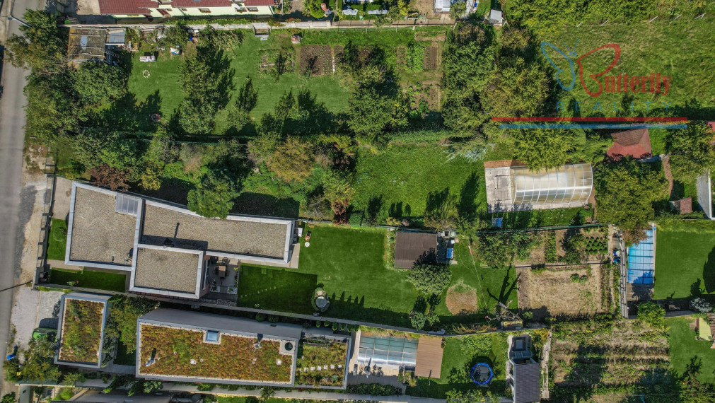 NA P R E D A J  POZEMOK  V JAROVCIACH NA TRNKOVEJ ULICI