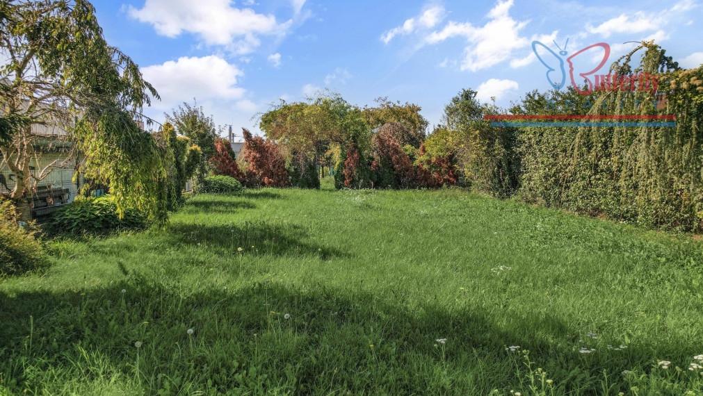 NA P R E D A J  POZEMOK  V JAROVCIACH NA TRNKOVEJ ULICI