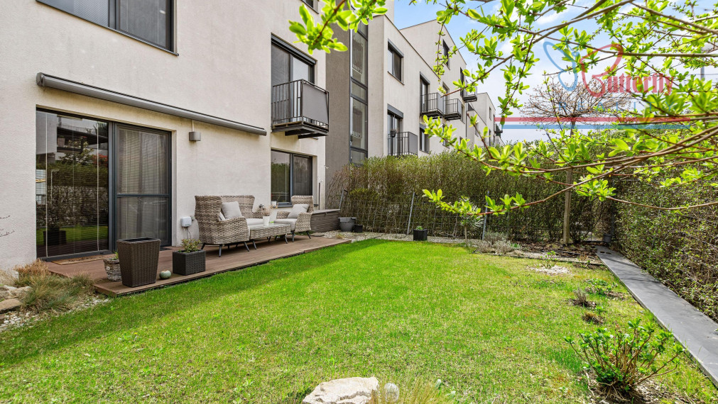 Moderný 3-izbový byt s predzáhradkou, terasou a výhľadom na mesto