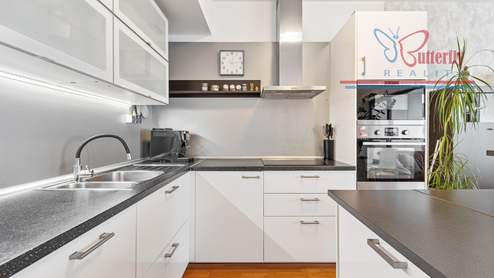 Moderný 3-izbový byt s predzáhradkou, terasou a výhľadom na mesto