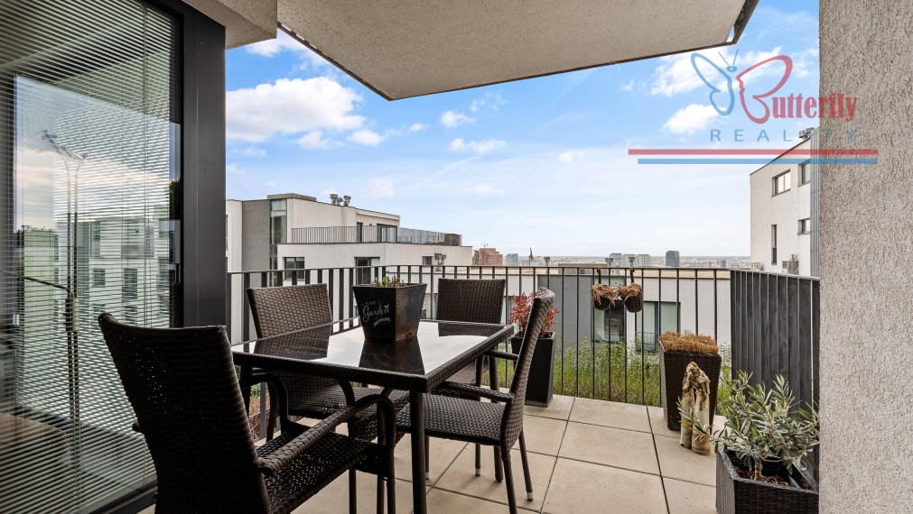 Moderný 3-izbový byt s predzáhradkou, terasou a výhľadom na mesto