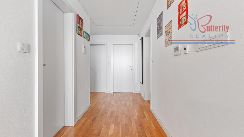 Moderný 3-izbový byt s predzáhradkou, terasou a výhľadom na mesto