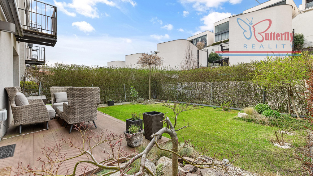 Moderný 3-izbový byt s predzáhradkou, terasou a výhľadom na mesto