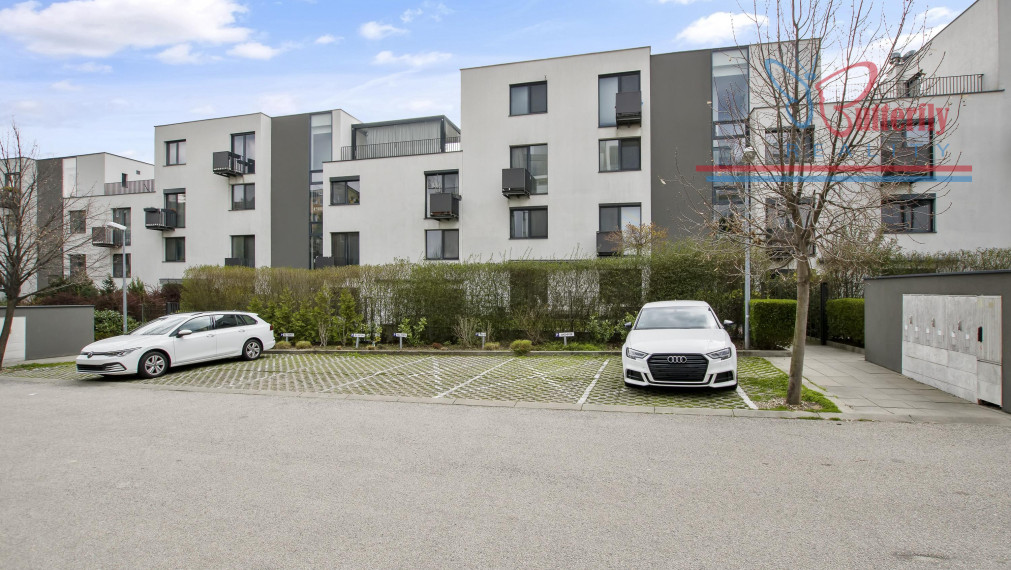 Moderný 3-izbový byt s predzáhradkou, terasou a výhľadom na mesto