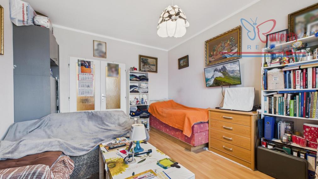 PONÚKAME NA PREDAJ NÁDHERNÝ 2 IZBOVÝ BYT NA UZBECKEJ ULICI.