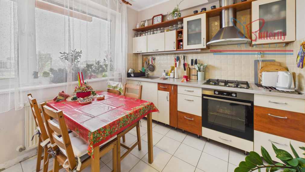 PONÚKAME NA PREDAJ NÁDHERNÝ 2 IZBOVÝ BYT NA UZBECKEJ ULICI.