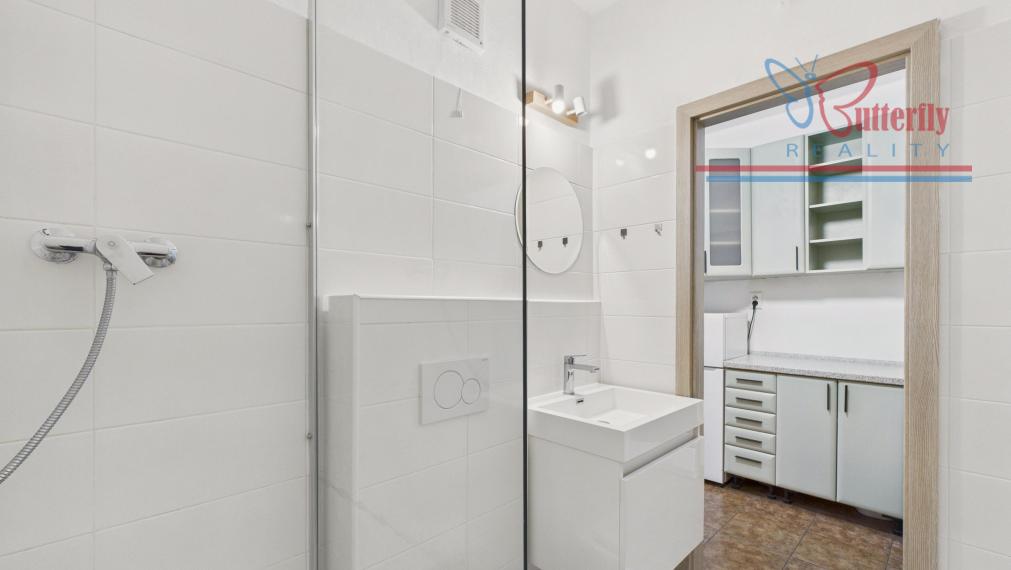 PONÚKAME NA PREDAJ ÚTULNÚ GARZÓNKU  NA ŠUSTEKOVEJ  ULICI V PETRŽALKE.