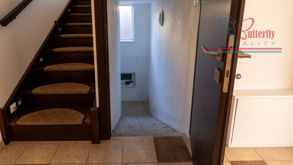 PREDAJ 5-izb. rodinný dom s kanceláriou, záhradou a garážou