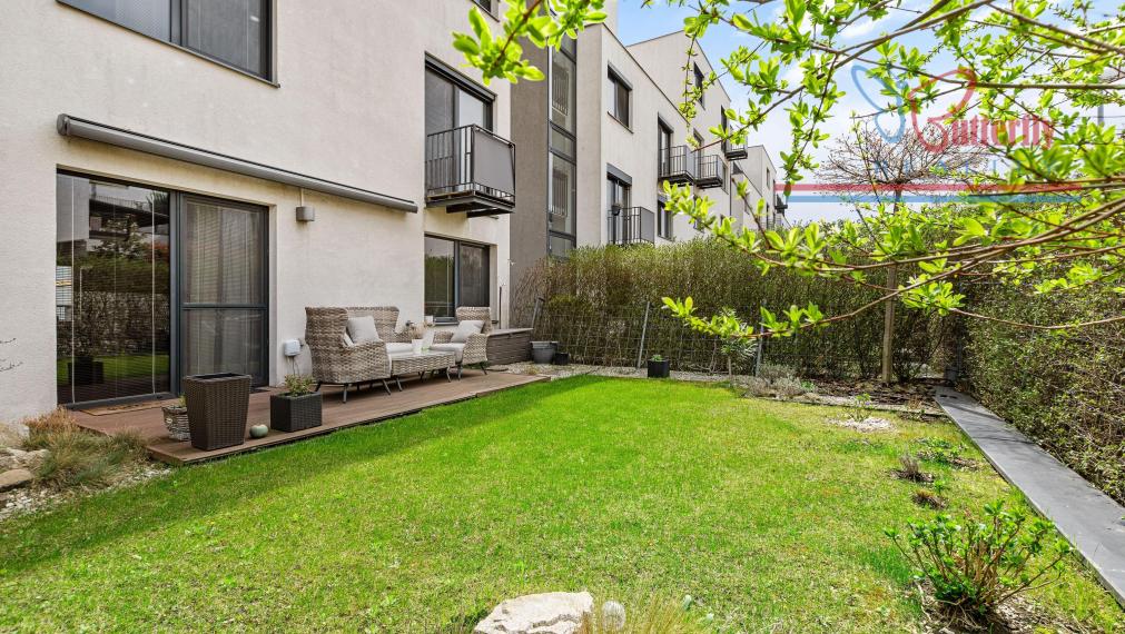 Priestranný 3-izbový byt s predzáhradkou, terasou a výhľadom