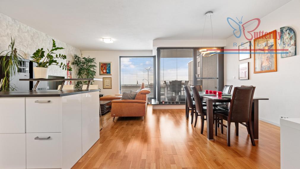 Priestranný 3-izbový byt s predzáhradkou, terasou a výhľadom