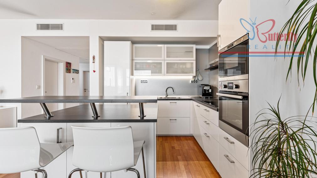 Priestranný 3-izbový byt s predzáhradkou, terasou a výhľadom