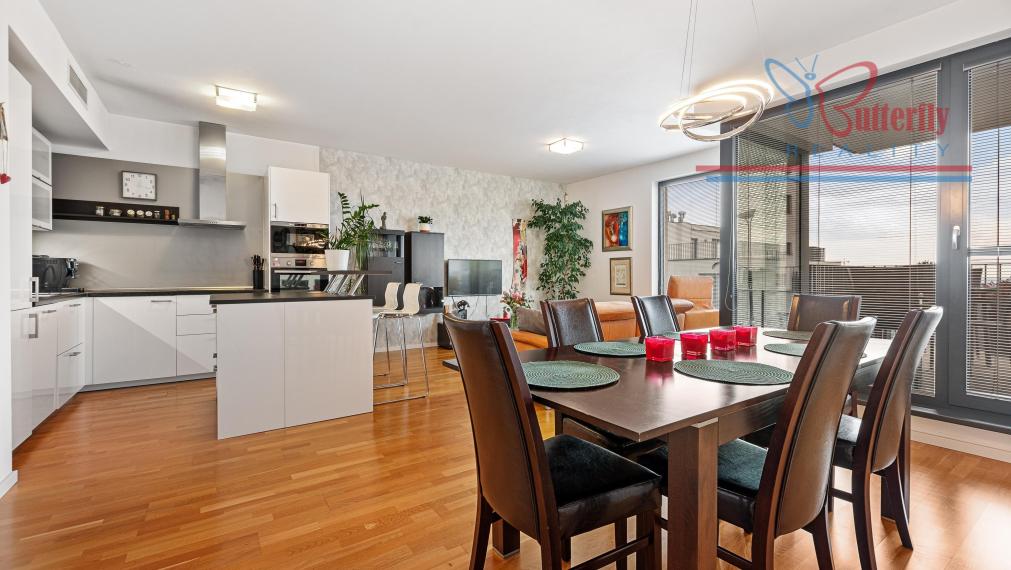 Priestranný 3-izbový byt s predzáhradkou, terasou a výhľadom