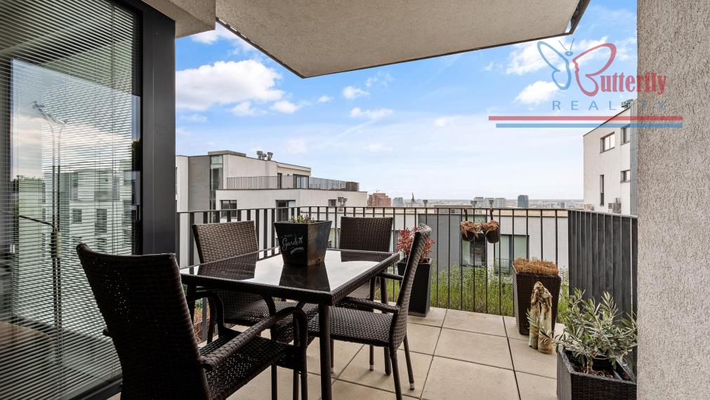 Priestranný 3-izbový byt s predzáhradkou, terasou a výhľadom