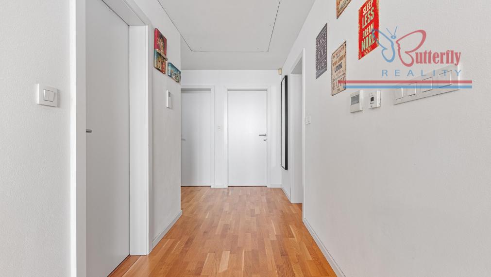 Priestranný 3-izbový byt s predzáhradkou, terasou a výhľadom