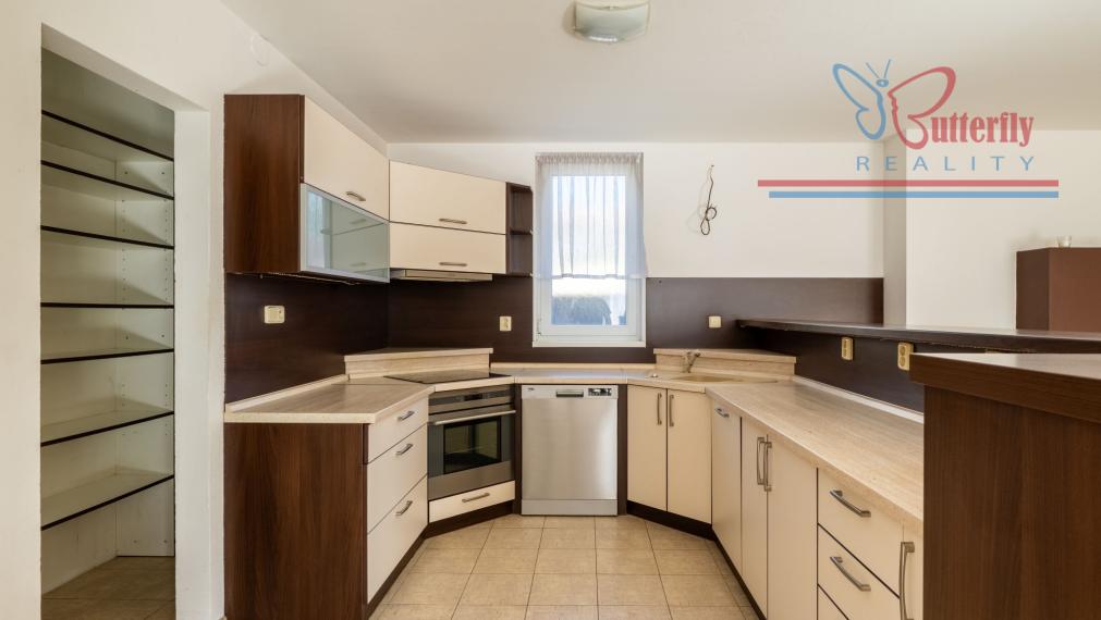 PREDAJ 5i dom s kanceláriou, záhradou a garážou