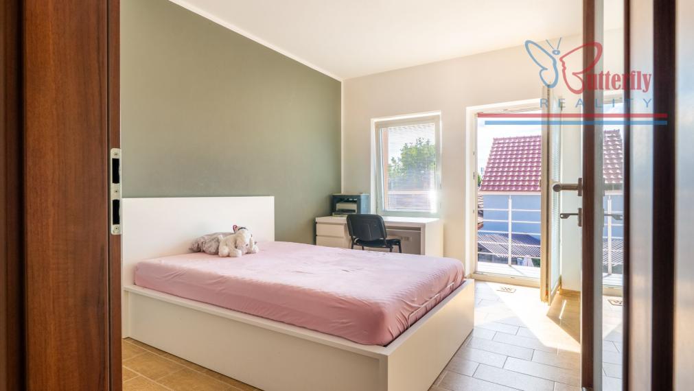 PREDAJ 5i dom s kanceláriou, záhradou a garážou