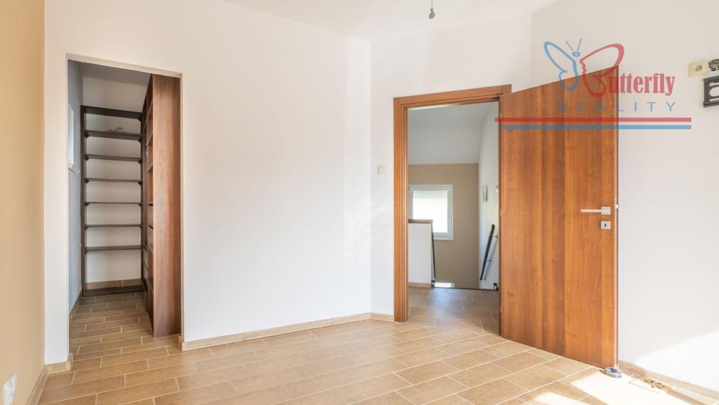 PREDAJ 5i dom s kanceláriou, záhradou a garážou