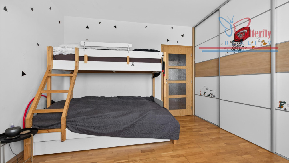 NA PREDAJ: 3-izbový byt s loggiou a klimatizáciou – Pezinok, L. Novomeského