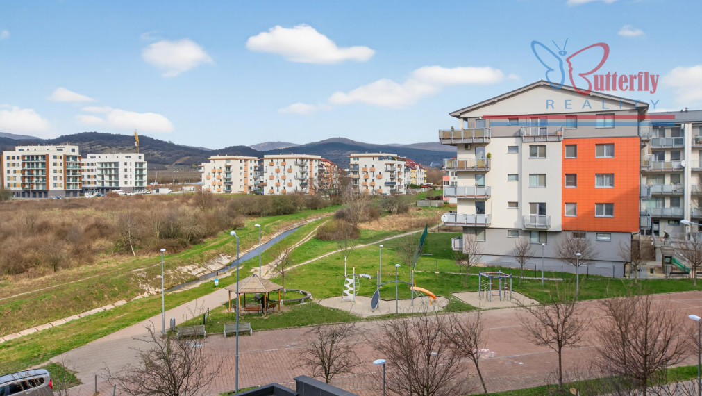 NA PREDAJ: 3-izbový byt s loggiou a klimatizáciou – Pezinok, L. Novomeského