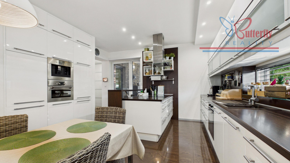 P R E D A J RODINNÝ DOM  V MALINOVE NA CINTORÍNSKEJ ULICI