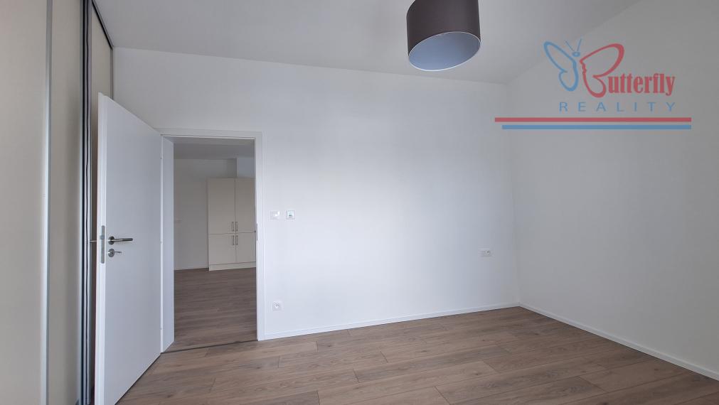 NA PRENÁJOM: 2 izb. byt, 2x balkón, parkovacie státie, Ulica Svornosti