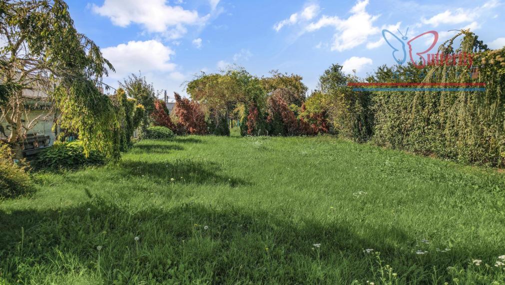 NA P R E D A J  POZEMOK  V JAROVCIACH NA TRNKOVEJ ULICI