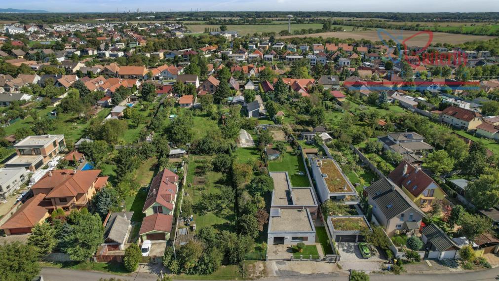 NA P R E D A J  POZEMOK  V JAROVCIACH NA TRNKOVEJ ULICI