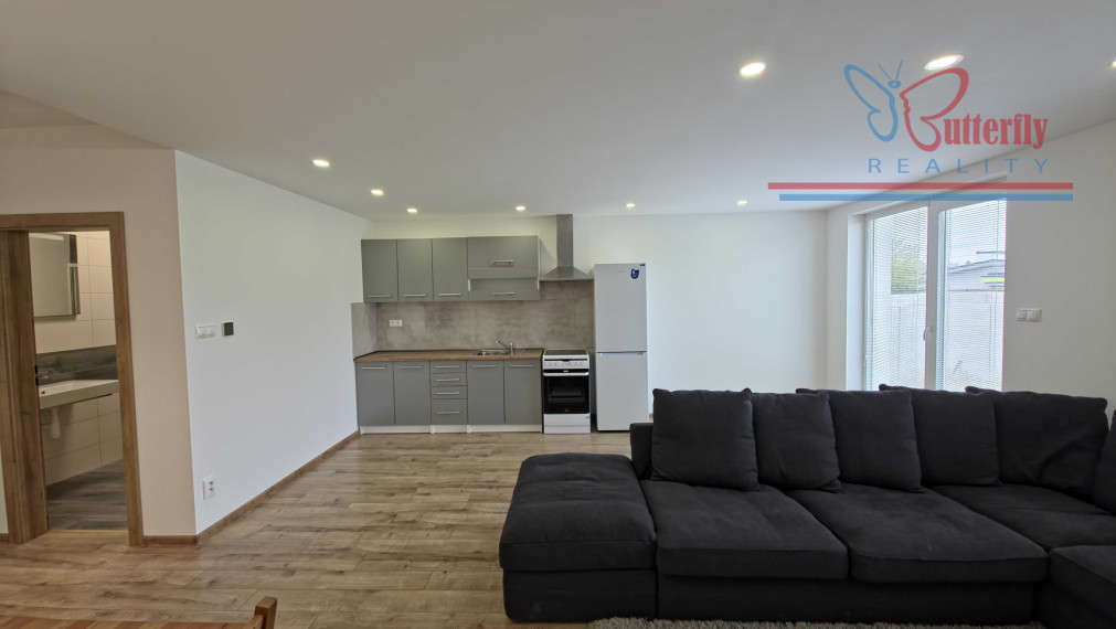 MODERNÉ BÝVANIE SO ZÁHRADOU: Priestranný 3-izbový byt v Bošanoch