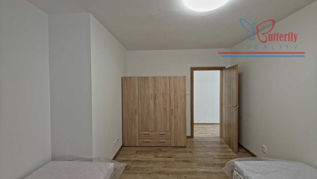 MODERNÉ BÝVANIE SO ZÁHRADOU: Priestranný 3-izbový byt v Bošanoch