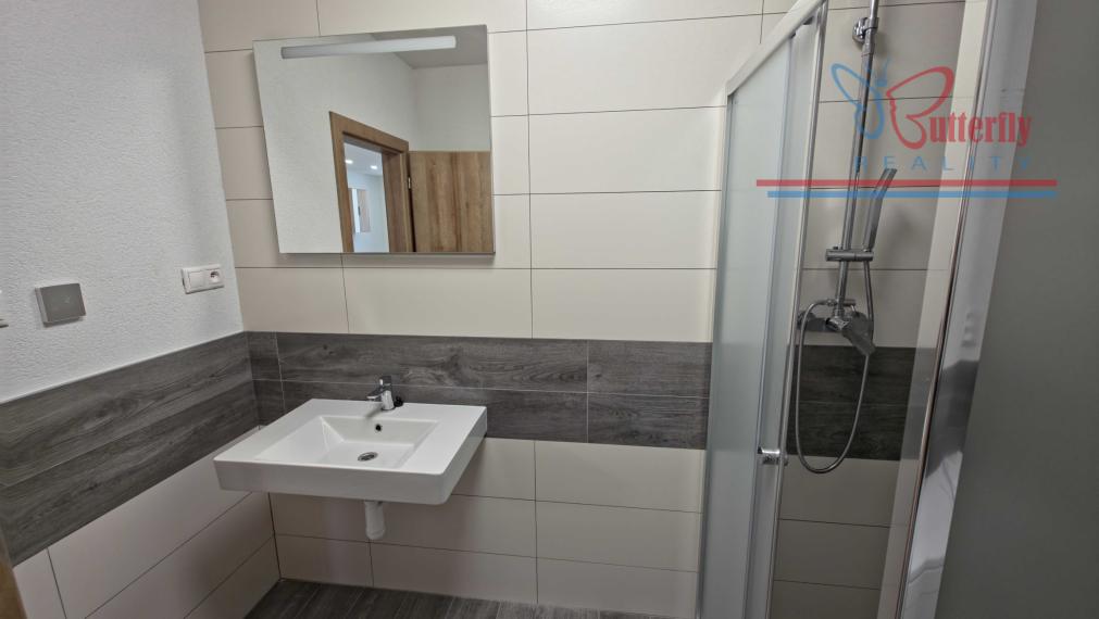 MODERNÉ BÝVANIE SO ZÁHRADOU: Priestranný 3-izbový byt v Bošanoch