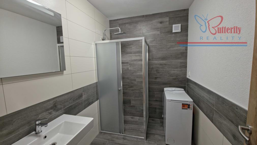 MODERNÉ BÝVANIE SO ZÁHRADOU: Priestranný 3-izbový byt v Bošanoch