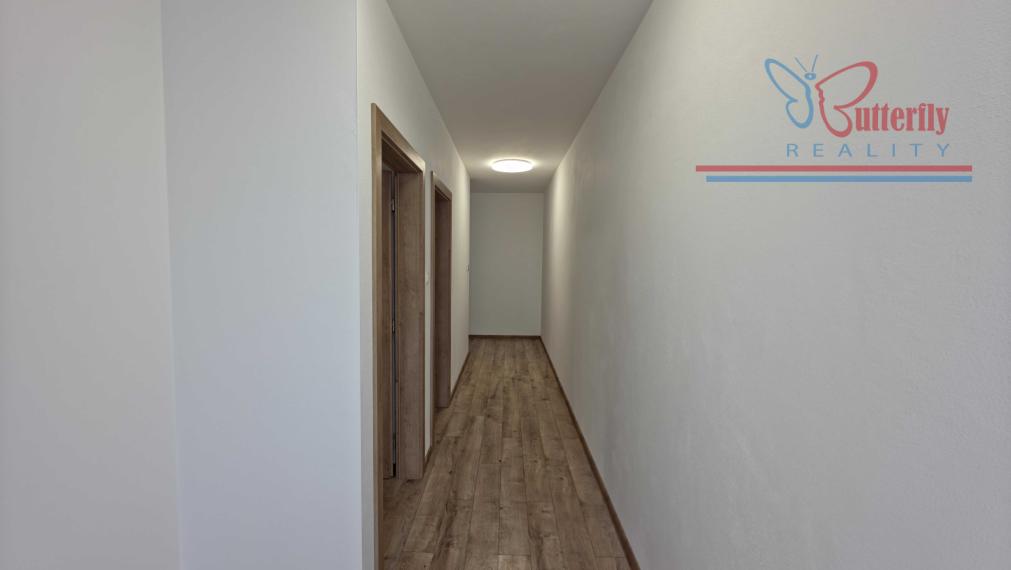 MODERNÉ BÝVANIE SO ZÁHRADOU: Priestranný 3-izbový byt v Bošanoch