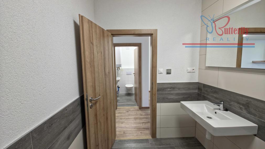 MODERNÉ BÝVANIE SO ZÁHRADOU: Priestranný 3-izbový byt v Bošanoch