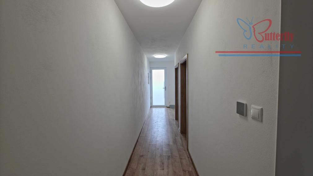 MODERNÉ BÝVANIE SO ZÁHRADOU: Priestranný 3-izbový byt v Bošanoch