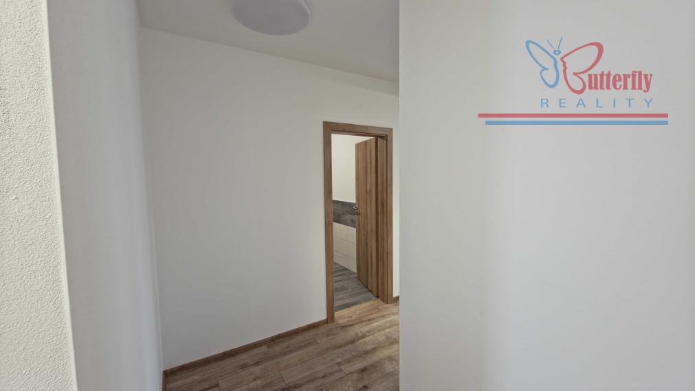 MODERNÉ BÝVANIE SO ZÁHRADOU: Priestranný 3-izbový byt v Bošanoch