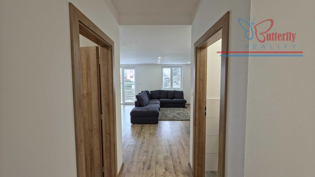 MODERNÉ BÝVANIE SO ZÁHRADOU: Priestranný 3-izbový byt v Bošanoch