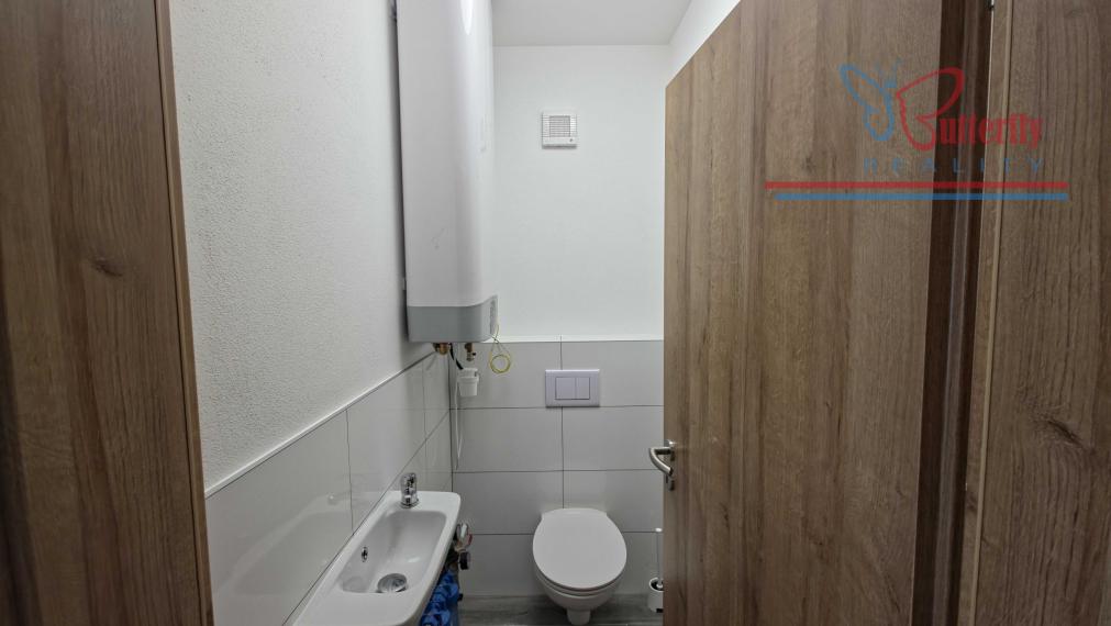 MODERNÉ BÝVANIE SO ZÁHRADOU: Priestranný 3-izbový byt v Bošanoch