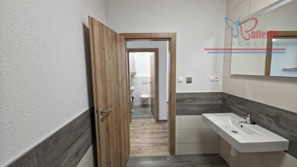 MODERNÉ BÝVANIE SO ZÁHRADOU: Priestranný 3-izbový byt v Bošanoch