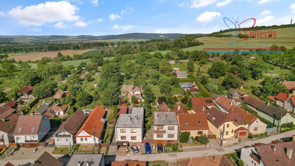 P R E D A J RODINNÝ DOM  NA CEROVEJ V NÁDHERNOM PROSTREDÍ MALÝCH KARPAT