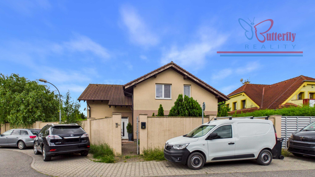NA PREDAJ Elegantný 5-izbový rodinný dom s bazénom a krbom  Chorvátsky Grob Čierna Voda