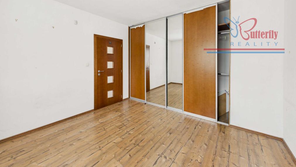 NA PREDAJ Elegantný 5-izbový rodinný dom s bazénom a krbom  Chorvátsky Grob Čierna Voda