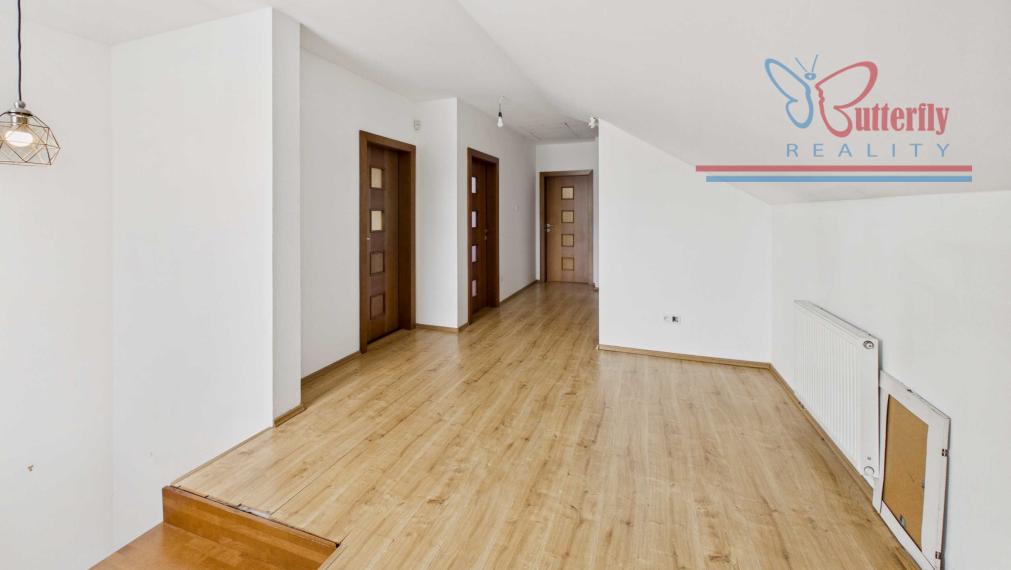 NA PREDAJ Elegantný 5-izbový rodinný dom s bazénom a krbom  Chorvátsky Grob Čierna Voda