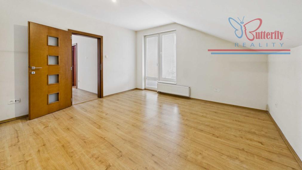 NA PREDAJ Elegantný 5-izbový rodinný dom s bazénom a krbom  Chorvátsky Grob Čierna Voda